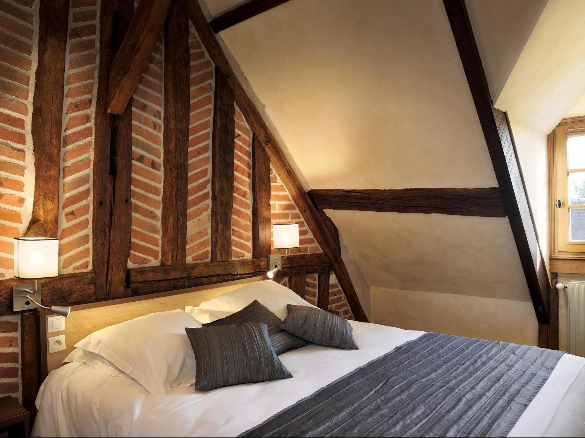 Logis Auberge A La Tete De Lard La Ferté-Imbault Exteriör bild